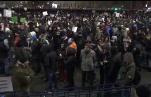 A 11-a zi de PROTESTE! Peste 5.000 de oameni s-au adunat în Piaţa Victoriei. Oamenii au scandat DNA să vină să vă ia”, "Noaptea, ca hoţii” şi "Zi de zi aici vom fi”