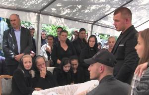 Cutremurător! Claudia și Dani, mire și mireasă la înmormântarea tinerei moartă în accidentul de la Jibou (Video)