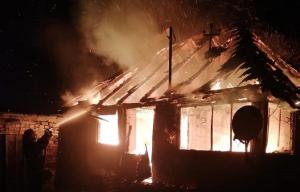 Incendiu violent într-o localitate din Hunedoara, o casă a fost făcută scrum
