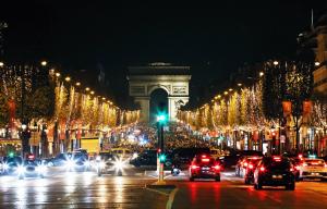 Spiritul Crăciunului a acaparat marile capitale ale lumii. Imagini de basm cu miile de luminiţe de pe străzile Parisului