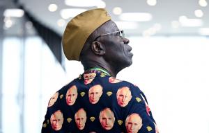 Un diplomat din Uganda s-a îmbrăcat într-un tricou cu portretele lui Putin, la summitul Rusia-Africa. Jurnaliştii şi-au făcut selfie-uri cu el