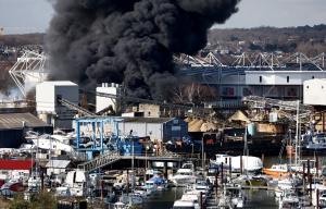 Incendiu uriaş lângă un stadion din Southampton, Marea Britanie. Un meci a fost anulat