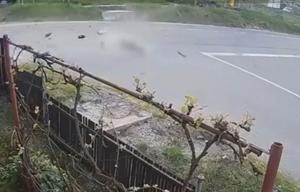Momentul când un tânăr aflat pe un scuter electric este spulberat de o maşină care circula cu viteză, în Mureş