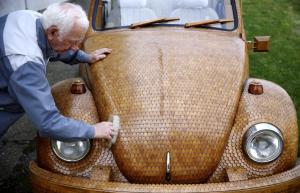 Spectaculos: "Broscuţa" din lemn! Cum arată un Beetle făcut din stejar