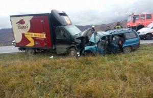 Tragedie cumplită în Caraş-Severin! TREI persoane AU MURIT, după ce un şofer a vrut să depăşească o coloană de maşini, pe DN6 | IMAGINI TERIBILE