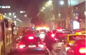 Taxi ÎN FLĂCĂRI, între Piaţa Romană şi Universitate (VIDEO)