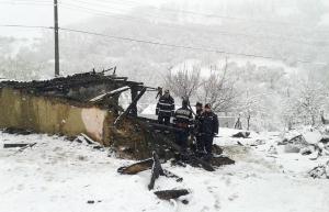 MOARTE CUMPLITĂ pentru trei copii din Bacău! Micuţii au ARS DE VII, în această dimineaţă, după ce casa în care se aflau a luat foc. IMAGINI DRAMATICE