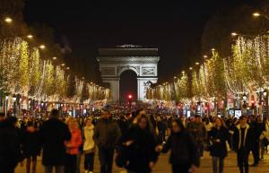 Spiritul Crăciunului a acaparat marile capitale ale lumii. Imagini de basm cu miile de luminiţe de pe străzile Parisului