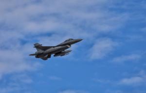 Au ajuns primele trei F-16 din Norvegia. România a plătit 400 de milioane de euro pentru 32 de avioane. Au resursă pentru cel puțin 10 ani