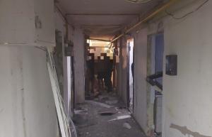Explozie puternică într-un bloc din Zărnești. Sunt patru răniți, după ce deflagrația a zguduit din temelii clădirea cu zeci de garsoniere