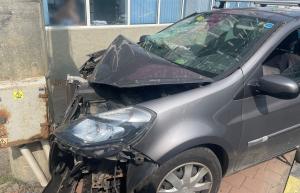 O şoferiţă a lovit patru pietoni, două femei şi doi copii, şi s-a oprit într-un stâlp de la marginea drumului din Suceava