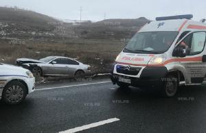 Accidentul grav la Vaslui. Un tânăr aflat la volanul unui BMW seria 6 a intrat cu o viteză foarte mare în spatele unei maşini. Şoferul, în stare critică