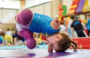 O fetiţă de 5 ani, rămasă fără membre din cauza meningitei, face gimnastică: “Nimic nu e imposibil!”