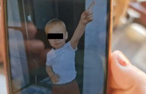 Un copilaş de un an şi jumătate, ucis accidental de tată în curtea casei din Botoşani. Bărbatul băut dădea cu spatele şi nu l-a văzut pe cel mic