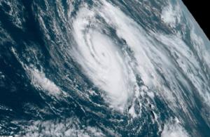 Un nou URAGAN lovește Europa! Ofelia va fi cea mai puternică furtună din ultimii 50 de ani, cu rafale de vânt de până la 130 de km/h. Doi oameni au murit în Irlanda. Imagini dramatice