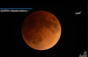 Imagini live cu Super Luna albastră sângerie, un fenomen nemaiîntâlnit de 150 ani