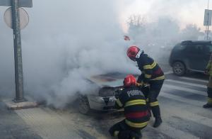 Un VW Golf a început să ardă în mers, pe o stradă din Oradea. Șoferul a reușit să iasă singur din mașină