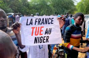 "Trăiască Putin, trăiască Rusia, jos Franța!" Proteste violente în fața ambasadei franceze din Niger. Puciștii acuză Parisul că ar pregăti o intervenție militară