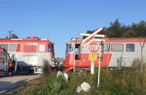 Accident feroviar mortal în Suceava. O femeie a ajuns sub roţile unei locomotive, după ce o maşină a fost lovită de un tren de marfă
