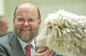Ian Wilmut, șeful echipei de cercetători care a clonat-o pe oița Dolly, a murit la vârsta de 79 de ani