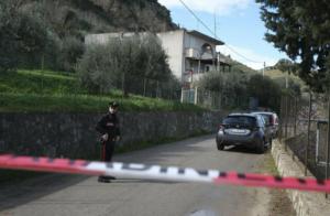 "Erau stăpâniți de Satana". Un bărbat şi-a ucis soţia şi doi fii de 16 ani şi 5 ani. Singura supravieţuitoare, o fiică găsită în stare de şoc în casa din Italia
