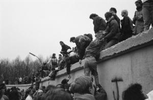 Foto! 9 noiembrie '89: Ziua în care Europa s-a reunit! Zidul Berlinului a căzut