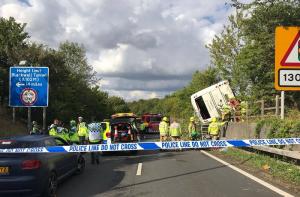 Accident cu 41 de răniţi în Anglia. Un copil s-a născut chiar pe autostradă, imediat după ce un autocar s-a răsturnat