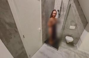 Descoperire neașteptată în timpul unui tur imobiliar virtual. A dat peste o femeie aproape goală în baia de la etajul casei din Belgia