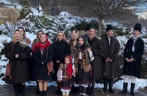 "Foarte emoţionant, foarte frumos". Tradiţia colindatului, păstrată cu sfinţenie de mai multe generaţii în Bucovina