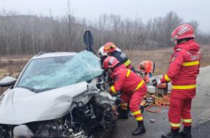 Şoferiţă moartă la volanul unui Volkswagen, după un accident înfiorător pe Dealul Balota din Mehedinți. Ar fi intrat în depăşire pe linie continuă