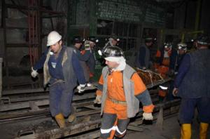 Tragedie la mina Uricani. Minerul mort în explozie avea 43 de ani. Celelalte victime, transportate la Bucureşti. IMAGINI DRAMATICE