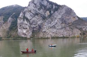 Operaţiune dramatică în Caraş-Severin. Scafandrii au reluat căutările maşinii căzute în Dunăre, la bordul căreia se afla o familie cu un copil de 3 ani