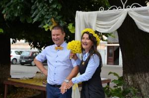 INEDIT! "Nuntă" în curtea liceului: S-a îmbrăcat cu uniforma de acum 30 de ani şi şi-a surprins soţul cu o petrecere (VIDEO, FOTO)
