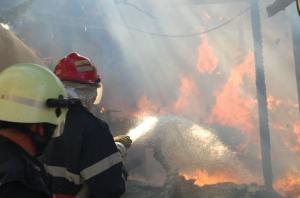 EXPLOZIE, urmată de un incendiu la Constanța! O mamă și copilul ei au ars de vii în apartmentul lor. Alte trei persoane au fost duse la spital (VIDEO)