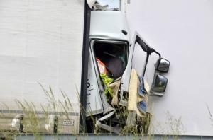 Un şofer de TIR a fost decapitat într-un accident teribil, în Italia. Capul nu i-a fost găsit şi nu poate fi identificat (video)