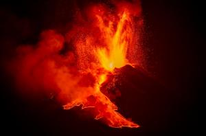 Vulcanul Etna a erupt din nou cu putere. Tone de lavă au țâșnit prin gura de foc