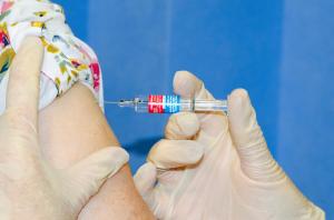 Un medic din Vâlcea a suferit o reacţie adversă rară după a doua doză de vaccin. Pacienta a avut o paralizie facială temporară