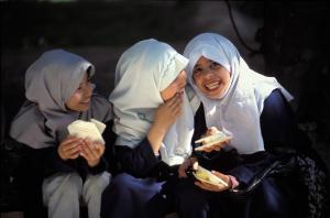 Sute de eleve, "otrăvite intenţionat" într-un oraş sfânt din Iran. Scopul atacatorilor: închiderea şcolilor de fete