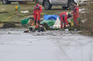 Patru copii au murit înecaţi: unul a căzut într-un lac îngheţat, ceilalţi au vrut să-l salveze. Poliţiştii au format un lanţ uman, în disperarea de a-i scoate din apă