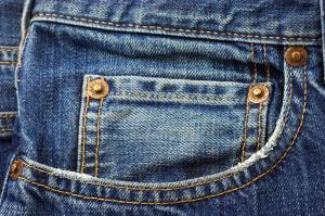 Trei bacauani au furat mai multe perechi de pantaloni dintr-un magazin plin de clienti
