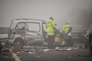 GALERIE FOTO O femeie a murit într-un accident în lanţ, cu 21 de autovehicule, în Anglia