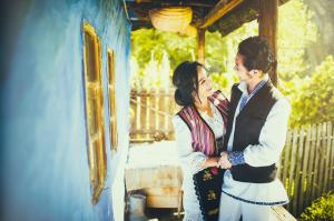 Imagini incredibile de la o nuntă tradiţională românească între doi americani de origine coreeană (GALERIE FOTO)