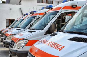 O ambulanţă a luat foc în mers, în timp ce transporta o pacientă la spitalul din Vaslui (VIDEO)