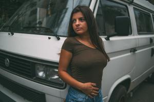 Mai multe tinere din București s-au lăsat fotografiate fără sutien de Ziua Internațională Fără Sutien - GALERIE FOTO