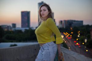 Mai multe tinere din București s-au lăsat fotografiate fără sutien de Ziua Internațională Fără Sutien - GALERIE FOTO