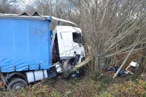 Un şofer român de tir a adormit la volan, în Franţa. A fost scos cu greu dintre fiarele cabinei şi e în stare critică