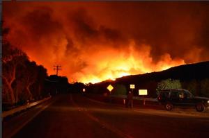 Imagini dramatice! Mii de persoane au fost evacuate în sudul Californiei, în urma unui incendiu de vegetaţie. Pompierii recunosc că nu-l pot controla (Video)
