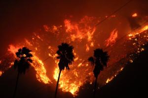 Imagini dramatice! Mii de persoane au fost evacuate în sudul Californiei, în urma unui incendiu de vegetaţie. Pompierii recunosc că nu-l pot controla (Video)