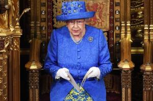 CONTROVERSĂ! Pălăria purtată de Regina Marii Britanii la ceremonia discursului din Parlament a declanşat un val de reacţii pe Internet (FOTO, VIDEO)