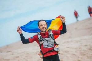 Povestea pompierului Iulian Rotariu, primul român care aleargă la ultramaratoane în deşert, pentru copiii cu autism